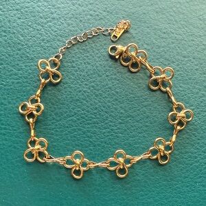 Elegant Gold Bracelet with Floral Design
